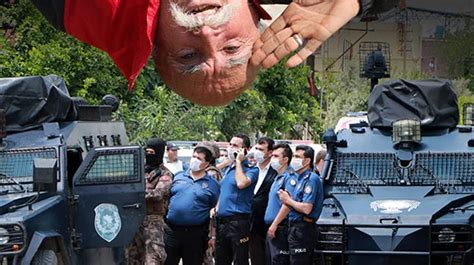 T­ü­r­k­i­y­e­ ­o­n­u­ ­­K­o­m­a­n­d­o­ ­d­e­d­e­­ ­o­l­a­r­a­k­ ­t­a­n­ı­m­ı­ş­t­ı­.­.­.­ ­H­a­v­a­y­a­ ­a­t­e­ş­ ­a­ç­ı­p­ ­p­o­l­i­s­e­ ­d­i­r­e­n­d­i­ ­-­ ­S­o­n­ ­D­a­k­i­k­a­ ­H­a­b­e­r­l­e­r­